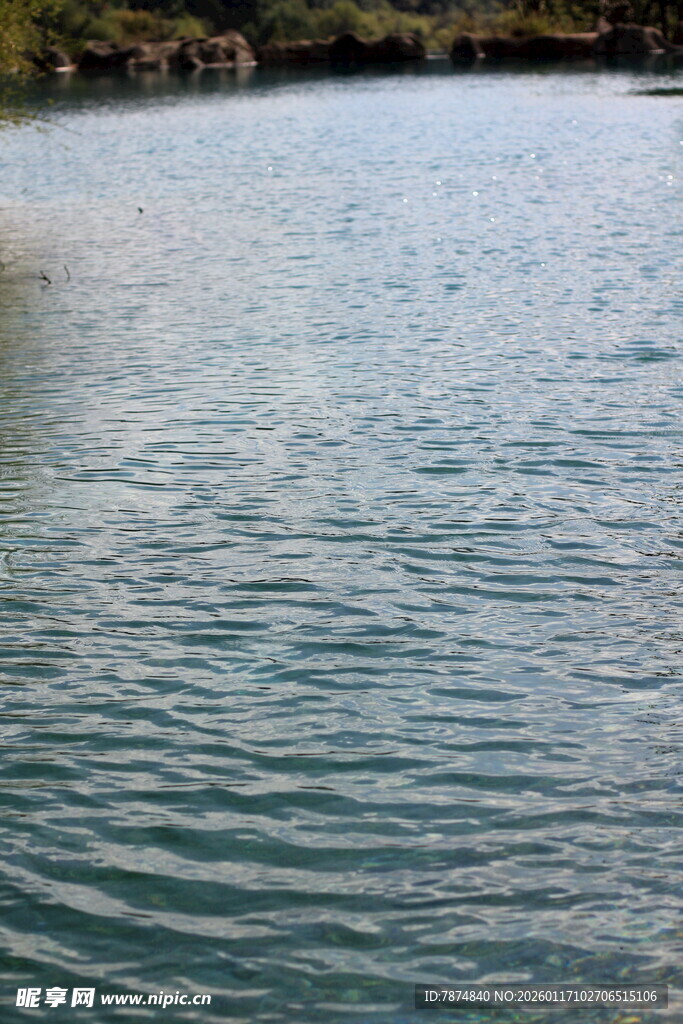 碧波荡漾的宁静湖水