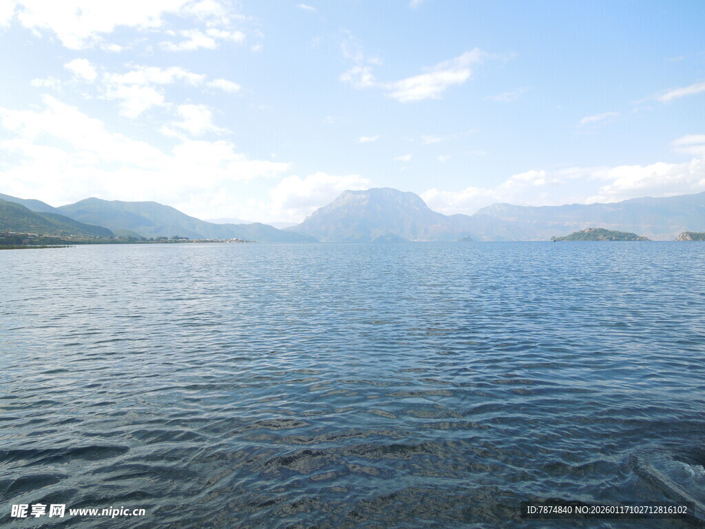 宁静湖面与远处山峦