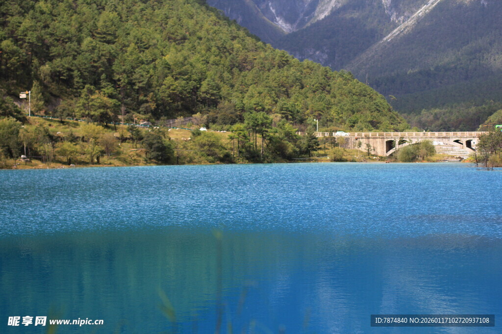 蓝湖青山间的宁静美景
