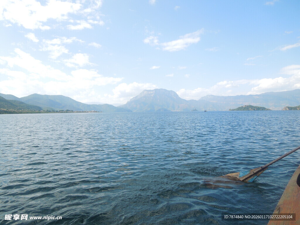宁静湖畔美景