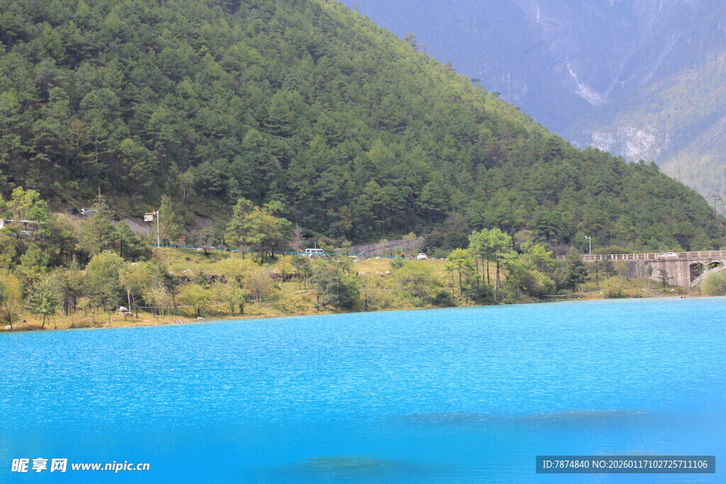 蓝湖青山美景