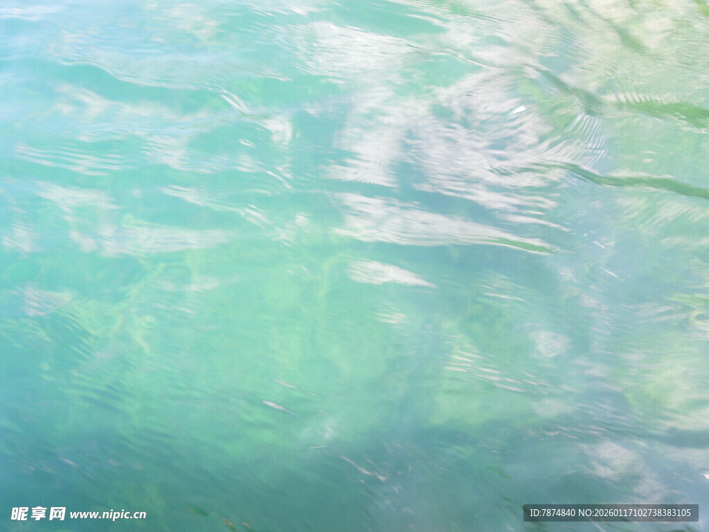 波光粼粼的清澈水面
