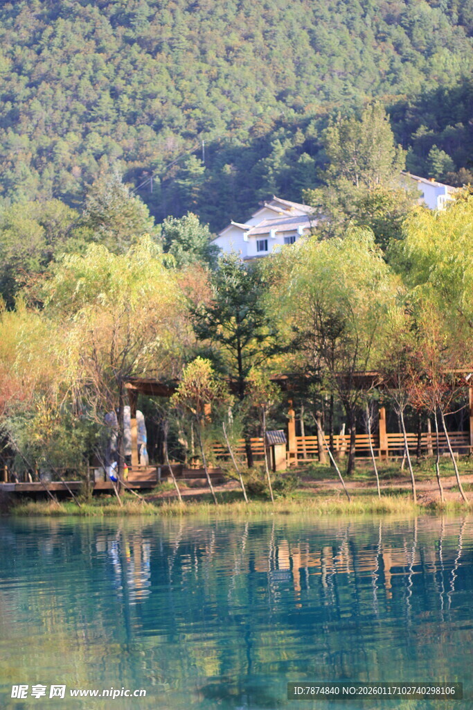 湖畔山林美景