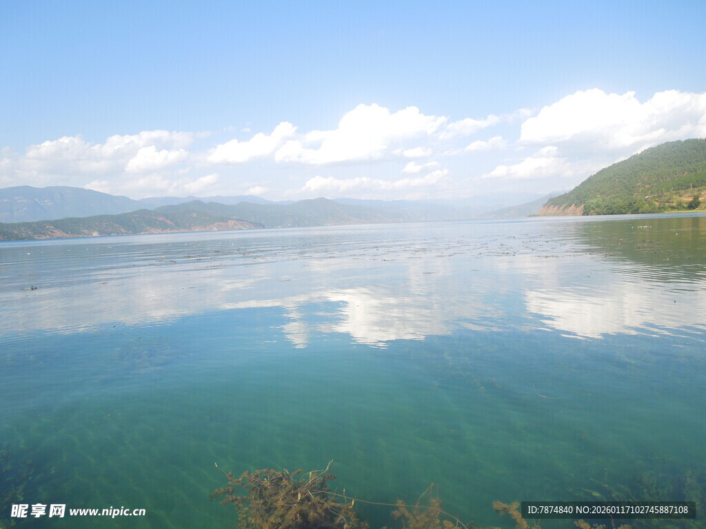 宁静湖景 山水相映成趣
