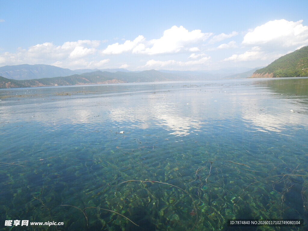 清澈湖水与蓝天青山倒影