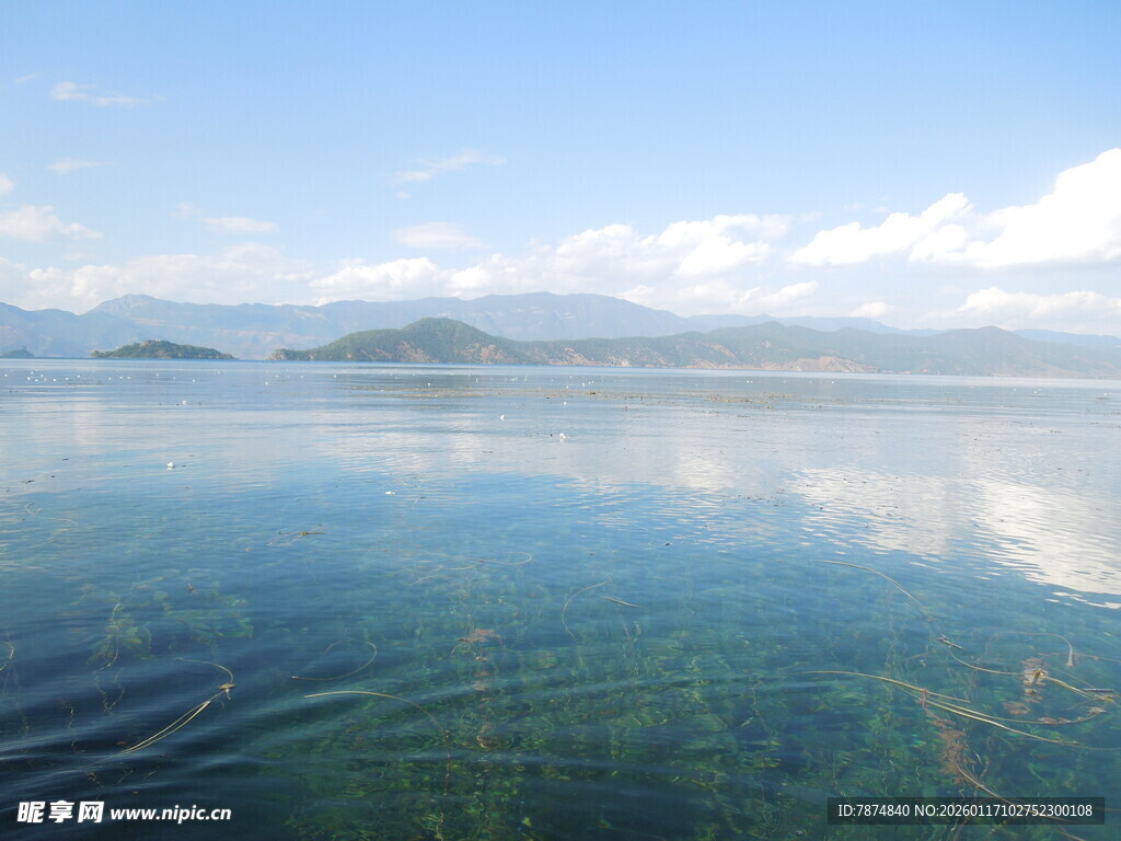 清澈湖水与远处山峦美景