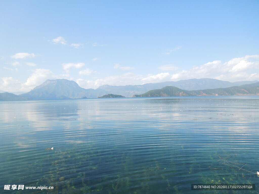 清澈湖面与远处山峦美景