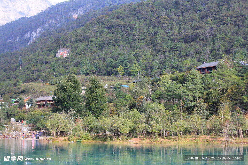 湖畔青山间的宁静村落