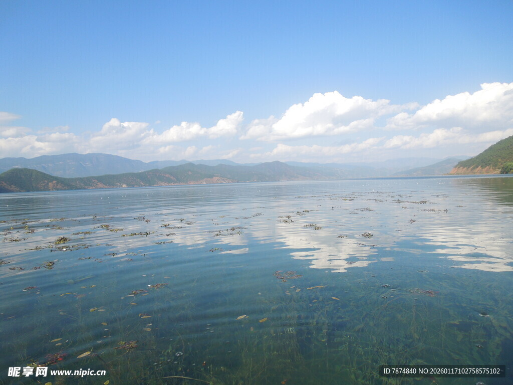宁静湖景 澄澈蓝天映碧波