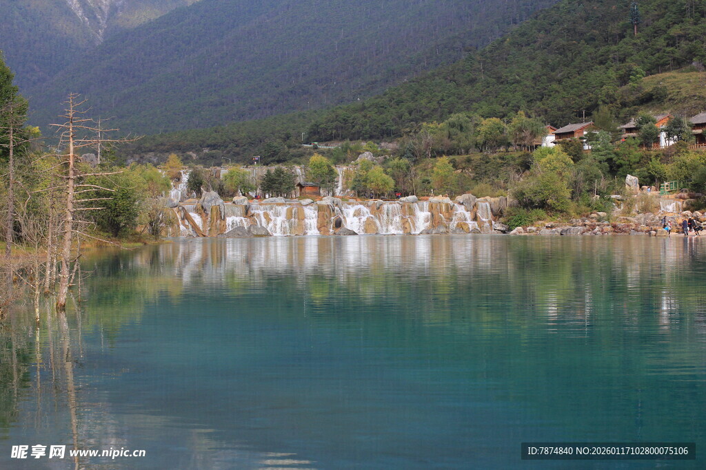 山间碧湖与水坝美景