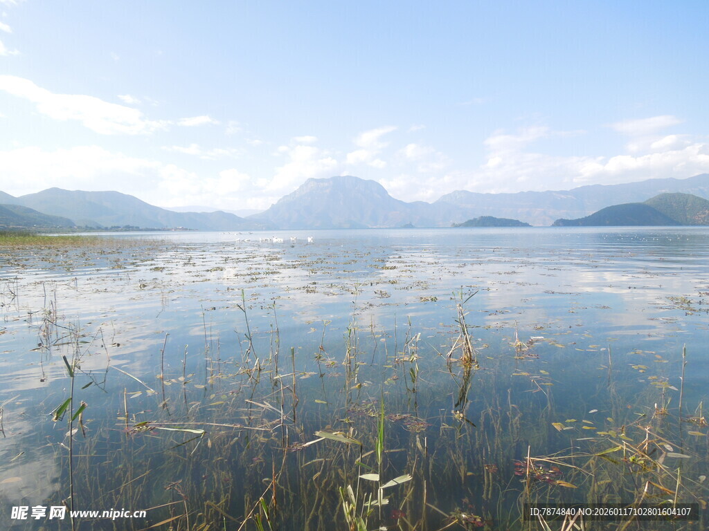 宁静湖景与远山相映成趣