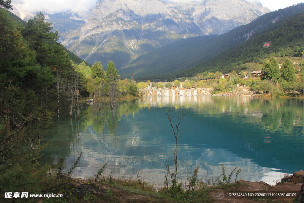 山间碧湖美景