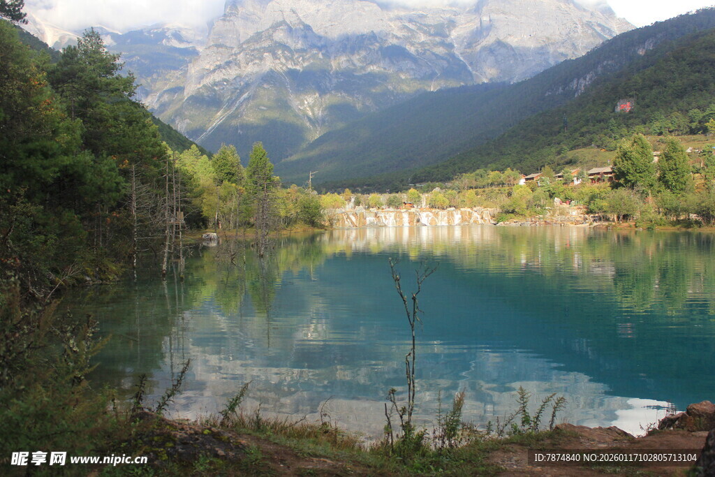 山间碧绿湖泊美景