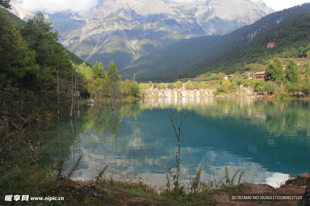 山间碧湖美景