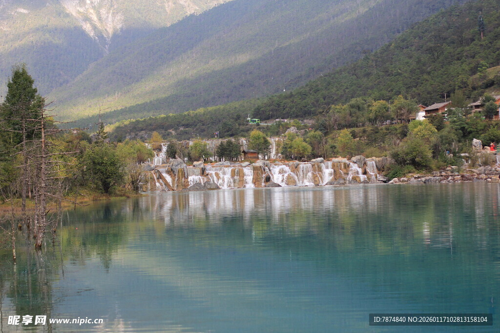 湖畔山水美景如画