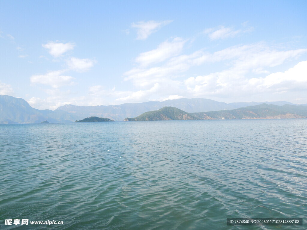 广阔湖面与远处山峦风景