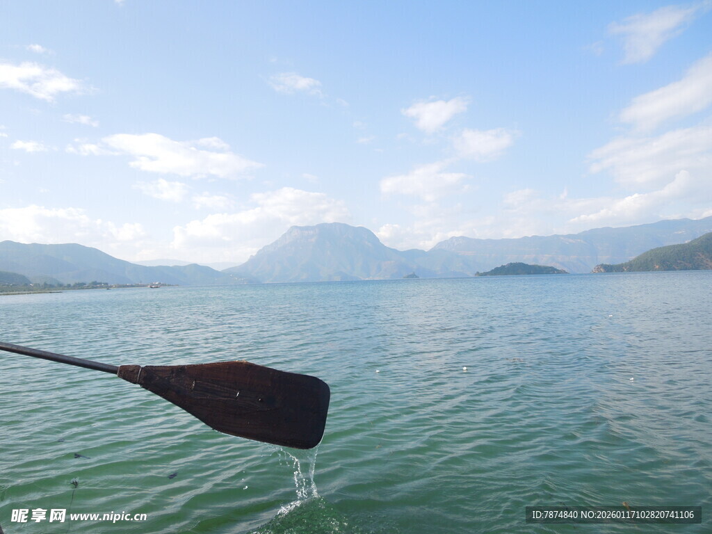 湖上划桨 畅享自然美景