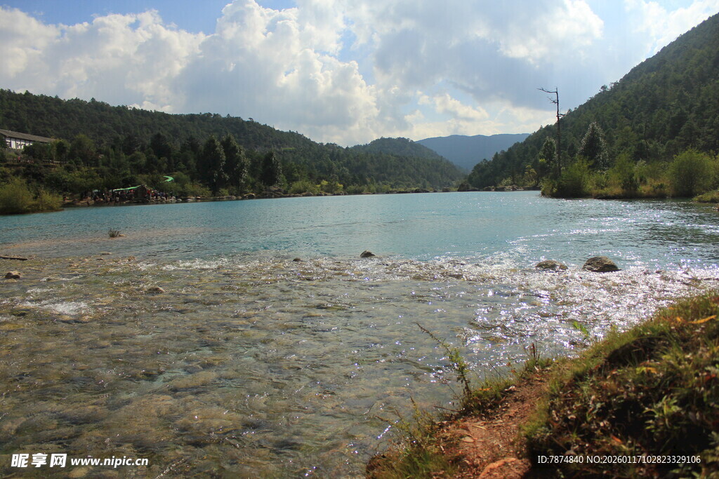 山间清澈湖泊美景