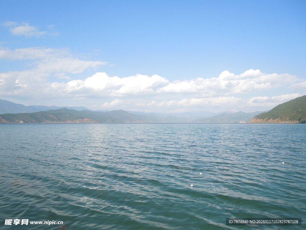 宁静湖景 蓝天白云相依
