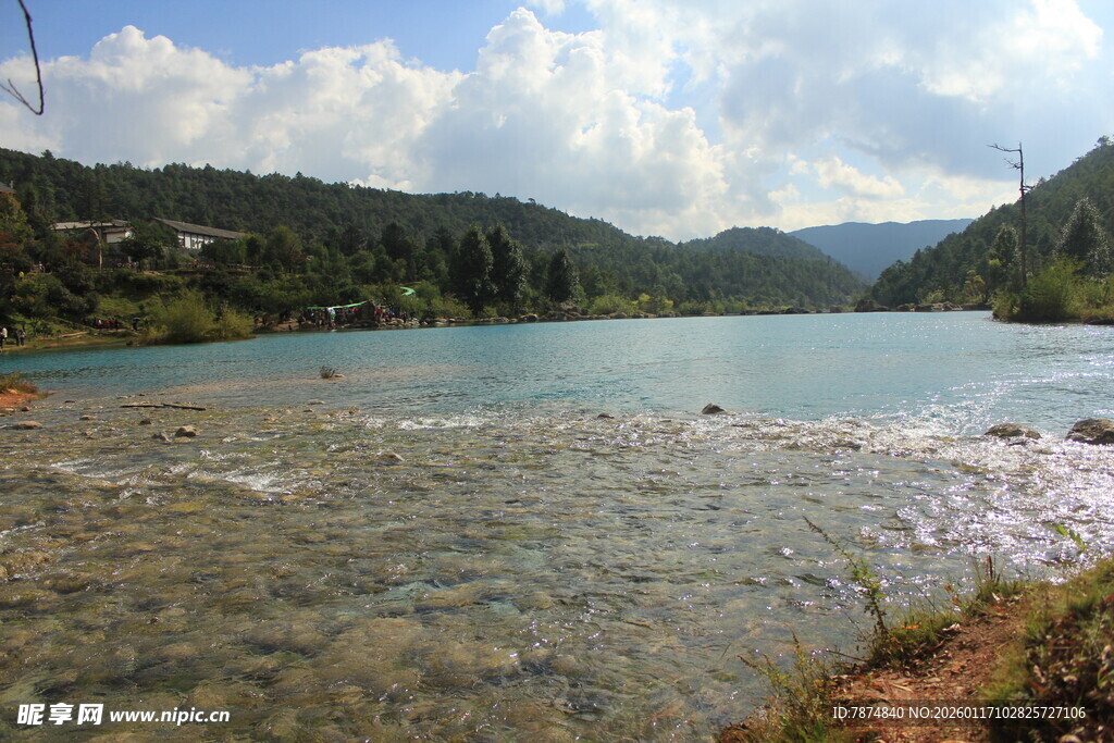 湖畔风光 清澈湖水与远山