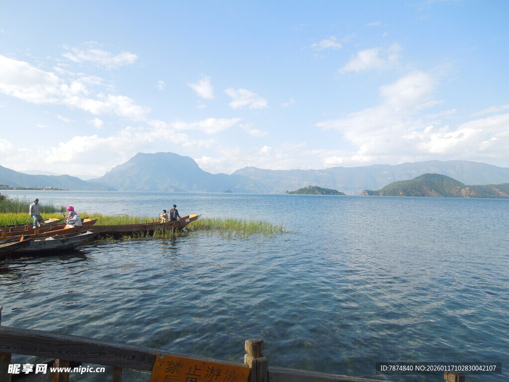 湖畔美景 远山近水相映