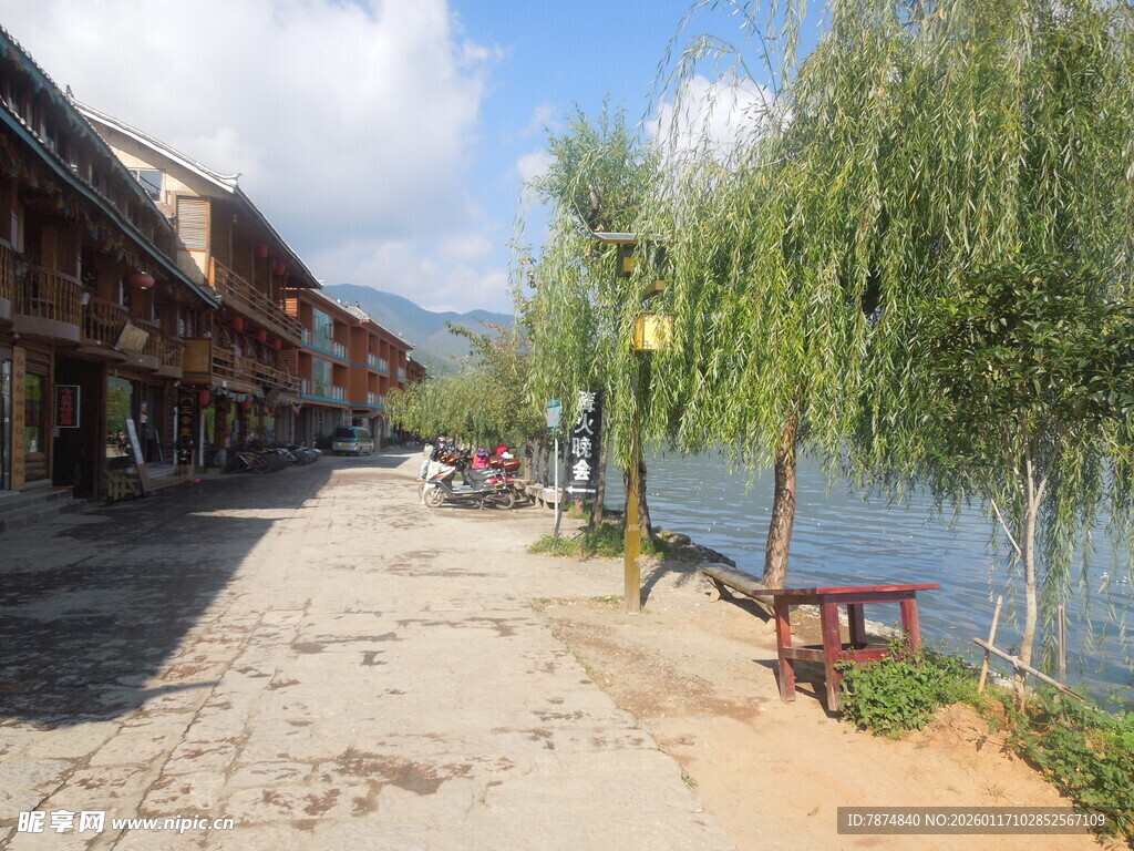 湖畔古街景致