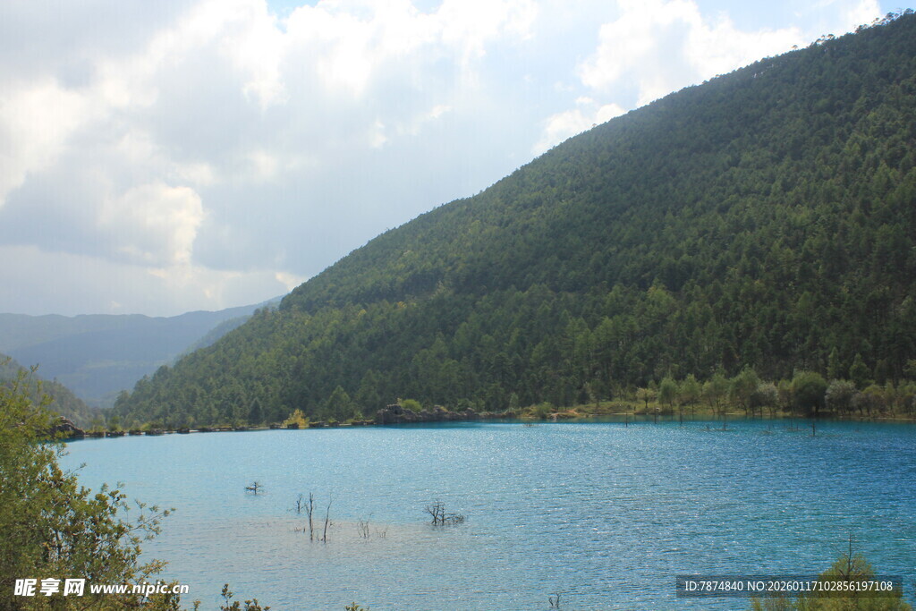 美丽湖景与青山相伴