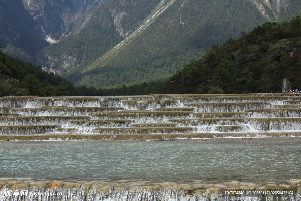 山间叠瀑美景