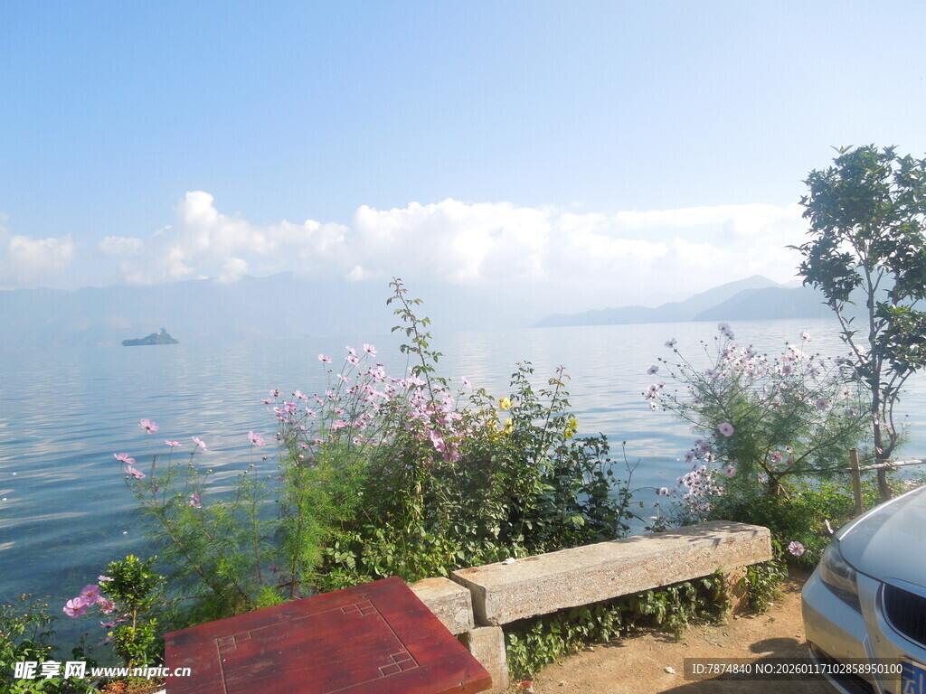 湖畔美景 长椅相伴赏风光