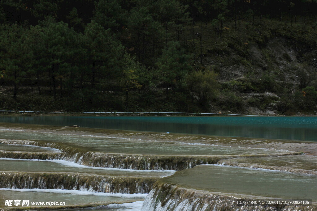 山间多彩叠瀑景观