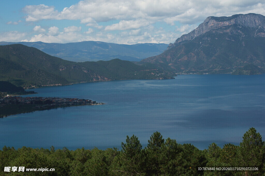 美丽湖景与远山绿树