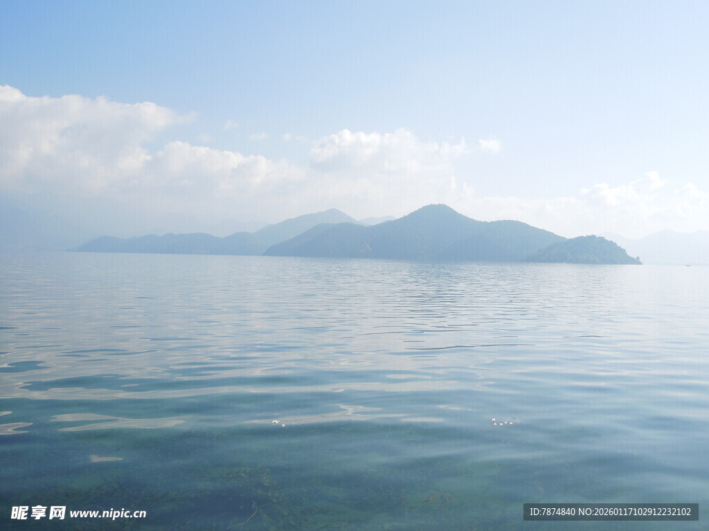 海上远山 碧波蓝天美景
