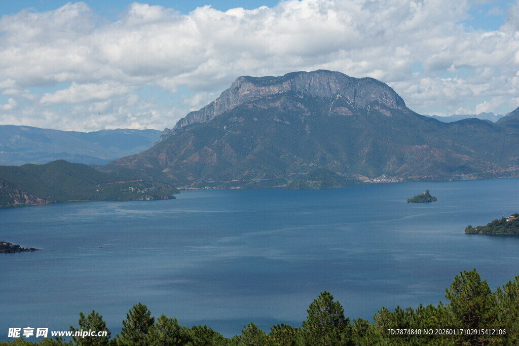 湖畔青山美景