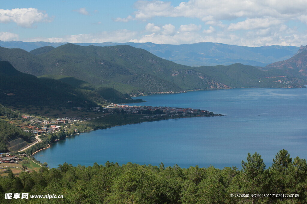 美丽湖景与青山相依