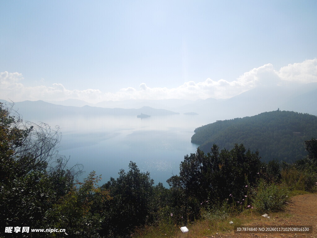 山间湖畔美景