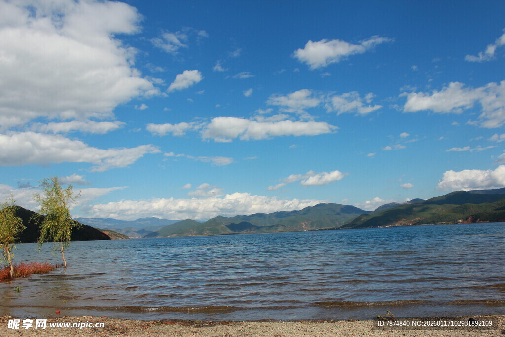 湖畔蓝天美景