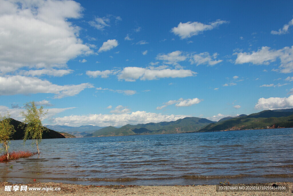 湖畔蓝天美景