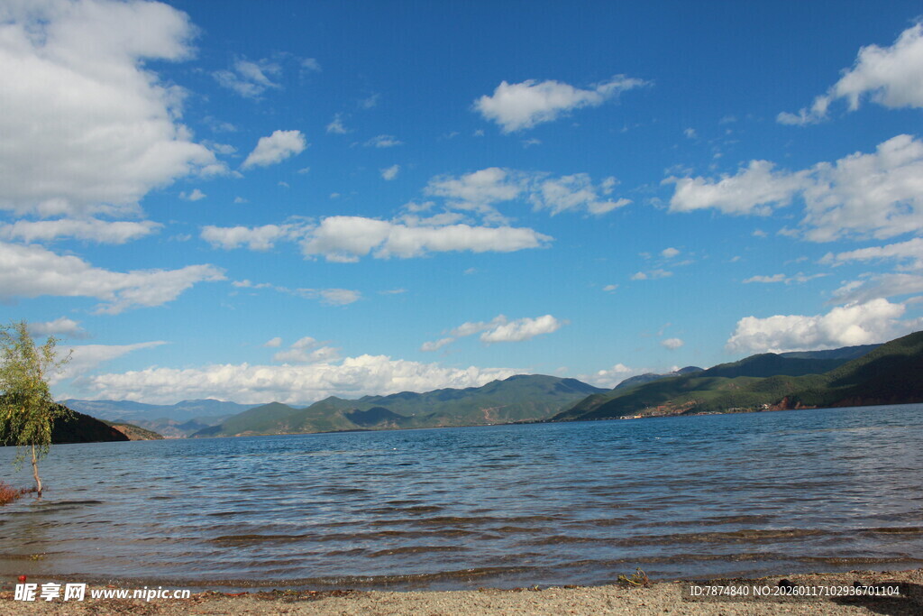 湖畔蓝天美景