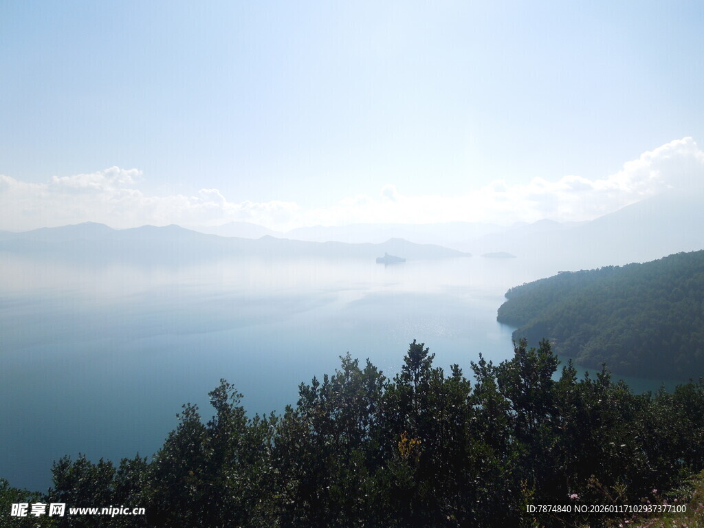 湖畔山林美景
