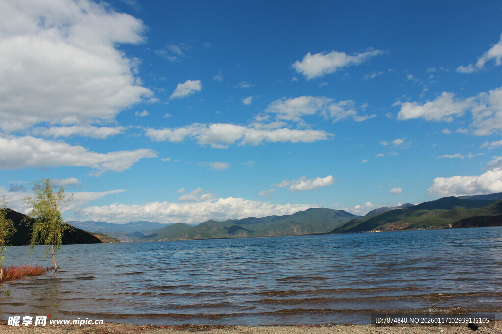 湖畔蓝天美景