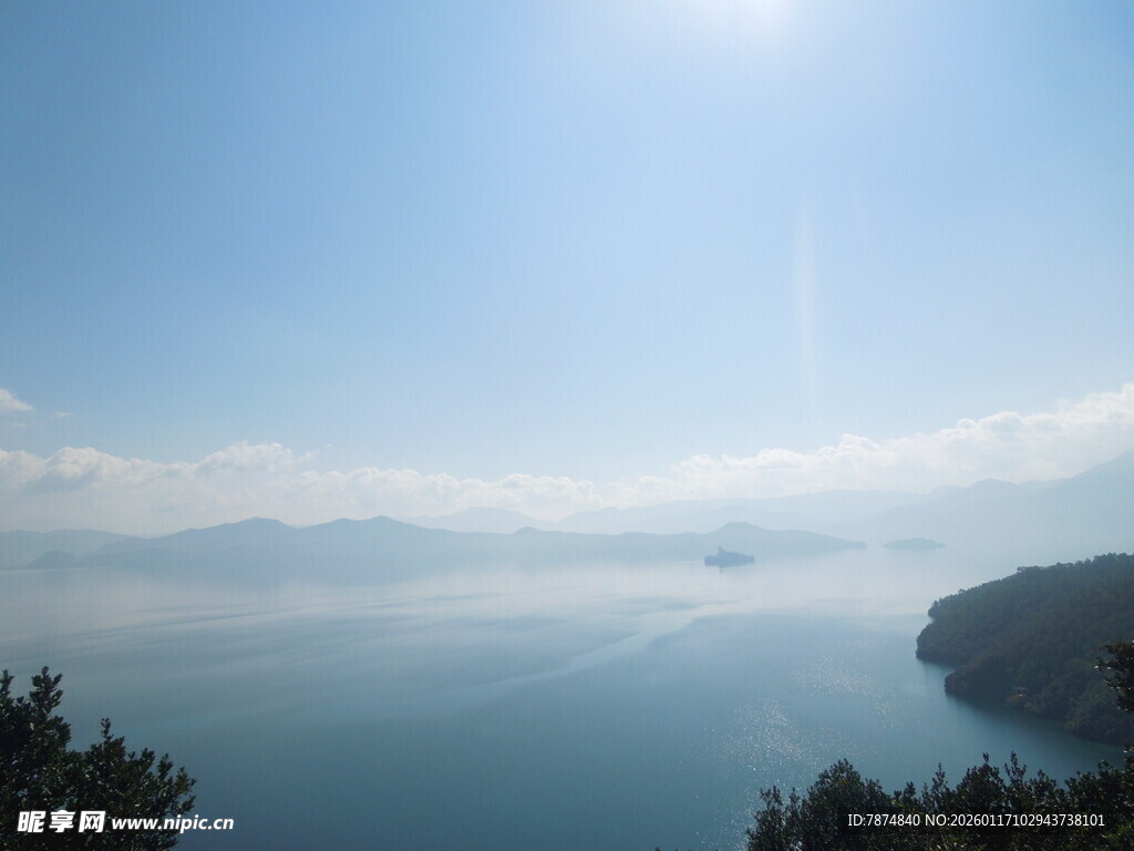 湖畔风光 蓝天碧水青山