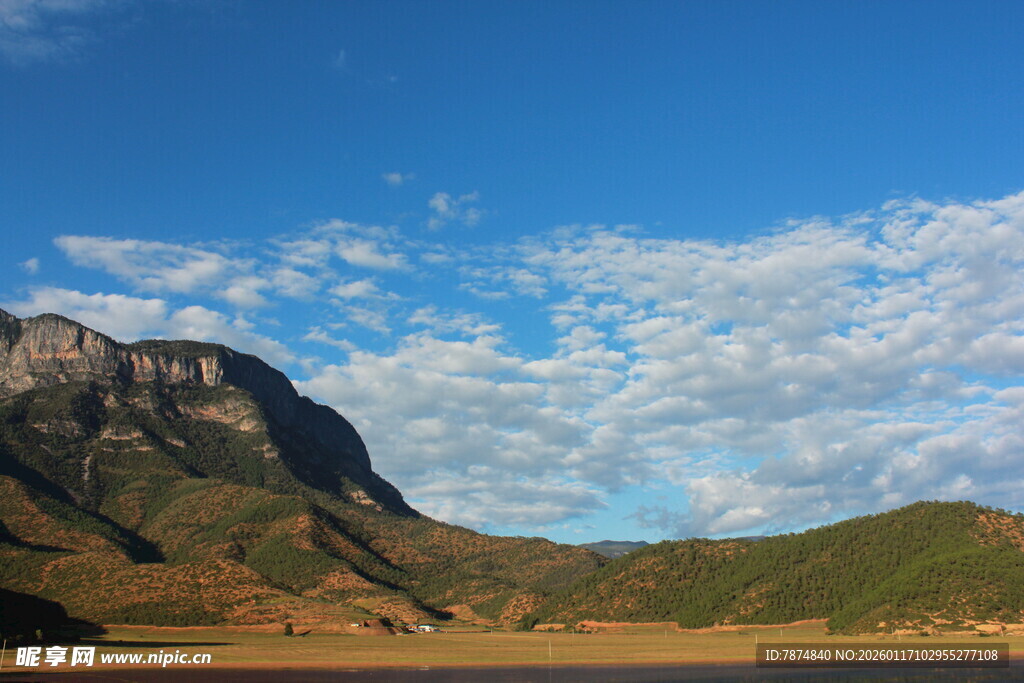 壮丽山景与蓝天