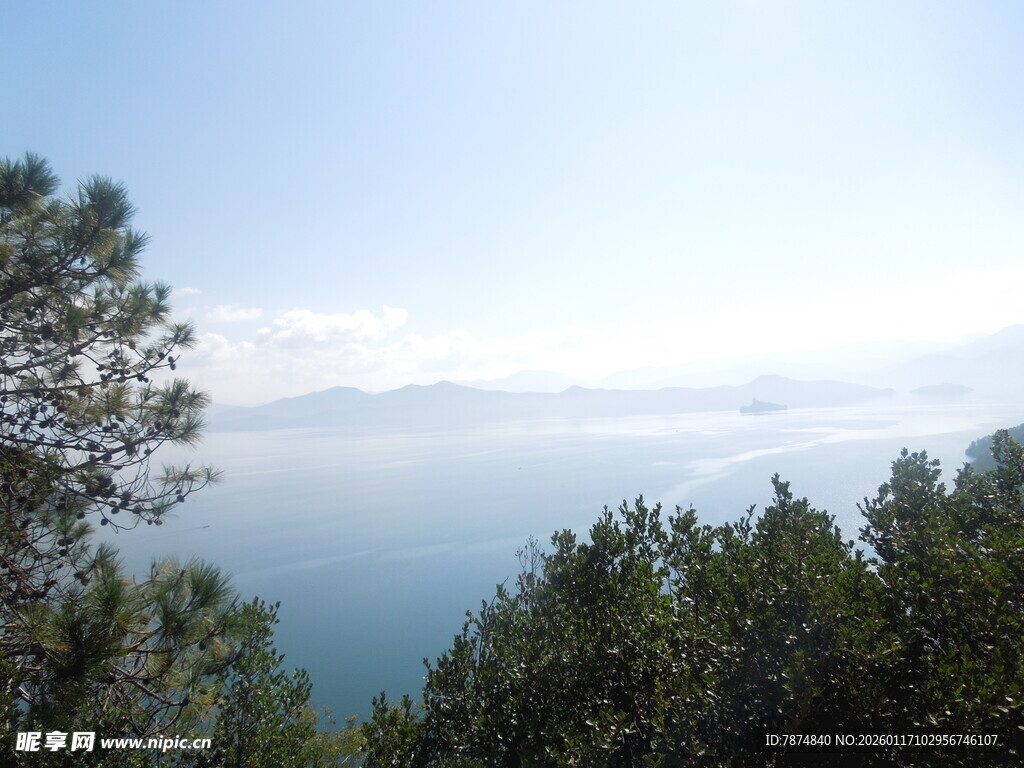 山林间远眺开阔湖景
