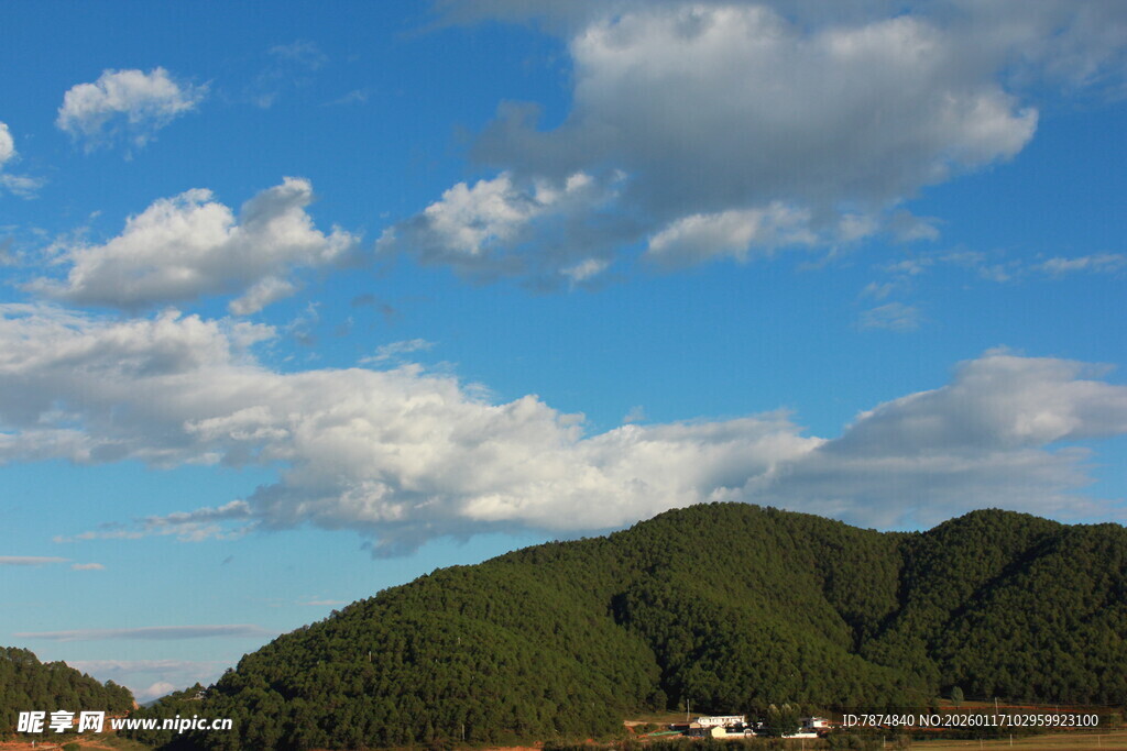 青山蓝天美景