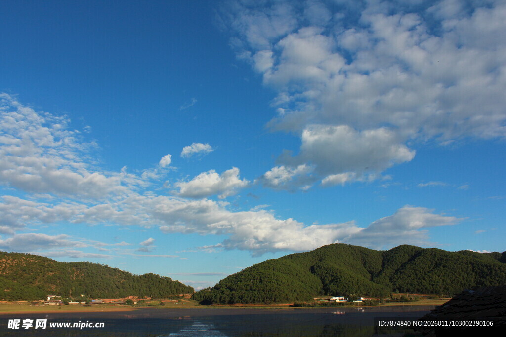 蓝天青山下的宁静景致