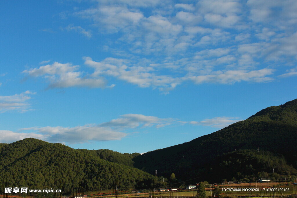 山间美景 蓝天白云映青山