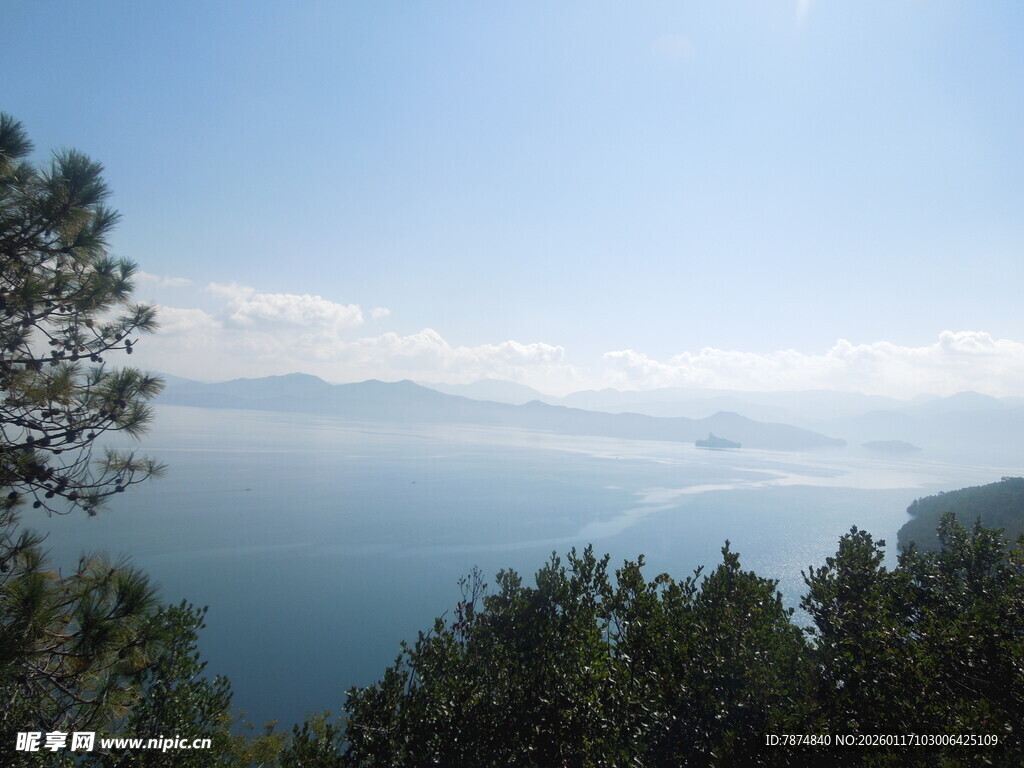 山巅远眺碧海蓝天美景