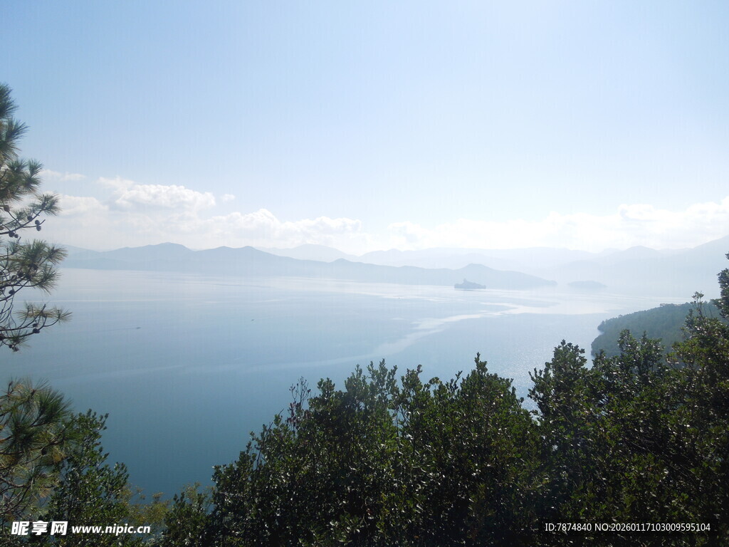 湖畔山林美景