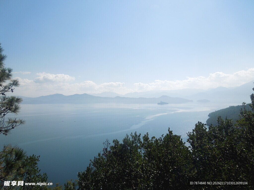 湖畔山林美景
