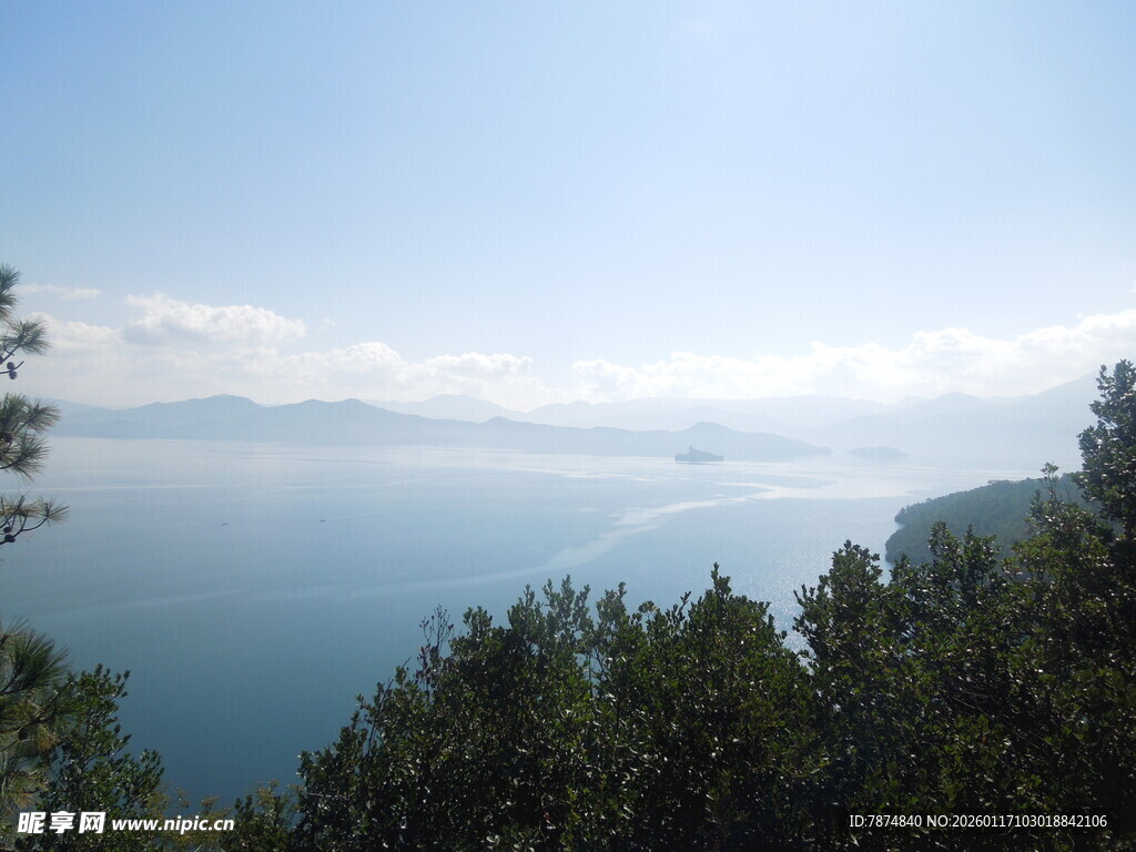湖畔山林美景